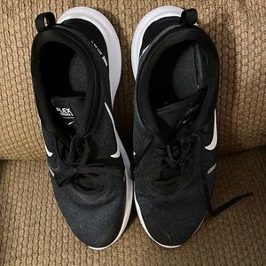 Like new women’s Nike tennis shoes